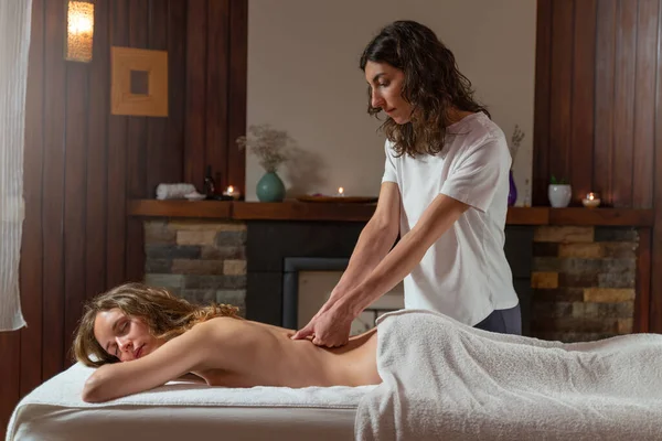 Uma fisioterapeuta feminina fazendo uma massagem a outra mulher — Fotografia de Stock