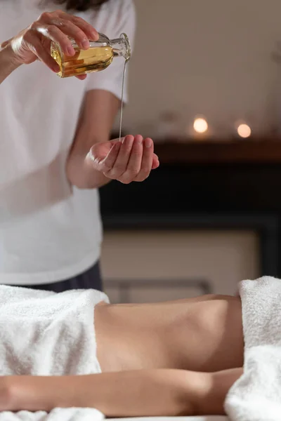 Um terapeuta de massagem fazendo uma massagem com óleo para outra mulher — Fotografia de Stock