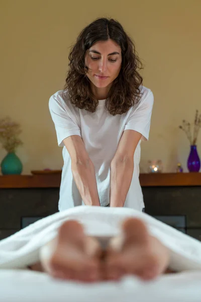 Eine Physiotherapeutin macht jemandem eine Massage — Stockfoto