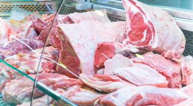 Kasap dükkanındaki et parçaları.