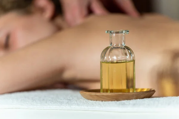 Uma fisioterapeuta mulher fazendo uma massagem com óleo para outra mulher — Fotografia de Stock
