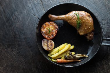 Ahşap, en iyi görünümü üzerinde kızarmış ördek