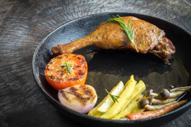 Ahşap, en iyi görünümü üzerinde kızarmış ördek