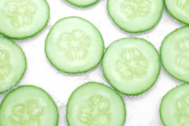 taze dilimlenmiş salatalık