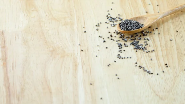 Sementes de chia em colher de madeira — Fotografia de Stock