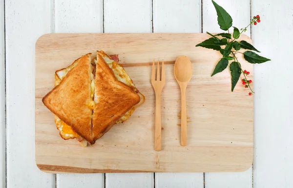 Sandwich zum Frühstück auf weißem Tisch — Stockfoto