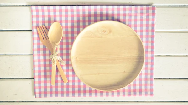 Empty wooden plate on table — Stock Photo, Image