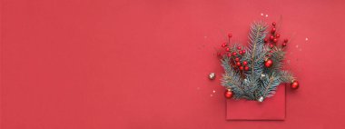 Noel ağacı kavramlı kırmızı zarf.