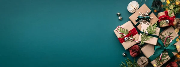 Turkuaz arka planda Noel hediyesi kutuları.