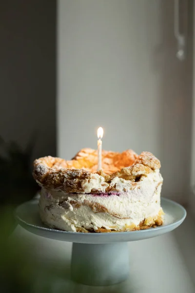 Bolo de creme de montanha Cárpatos polonês com vela de data de nascimento. — Fotografia de Stock