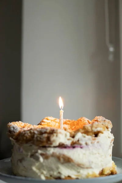 Polska Karpaterna Mountain Cream tårta med födelsedagsljus. — Stockfoto