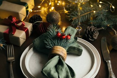 Hediye kutuları ve dekorasyonlar arasında Noel sofrası.