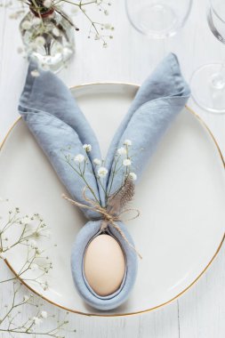 Mavi Paskalya Tavşanı peçeteli yumurta..