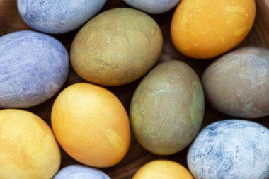 Doğal boyalarla boyanmış Paskalya yumurtaları..