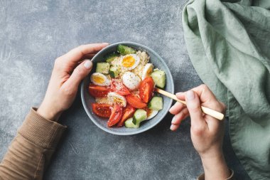 Salatalı kuzen salatası, vişneli domates ve bıldırcın yumurtası..