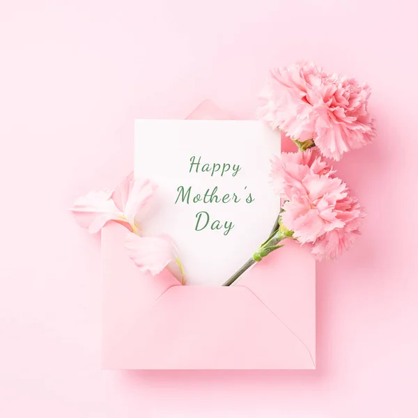 ピンクの封筒で幸せな母の日カード. — ストック写真