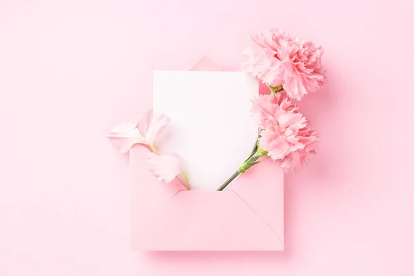 Carte vierge dans une enveloppe rose. — Photo