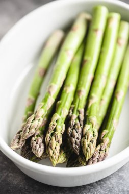 Beyaz seramik fırında kuşkonmaz..