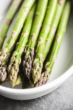 Beyaz seramik fırında kuşkonmaz..