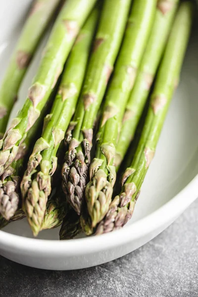 Beyaz seramik fırında kuşkonmaz..
