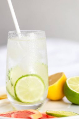 Soğuk narenciye suyu.