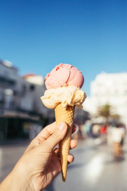 Dondurma tutan kadınlar..