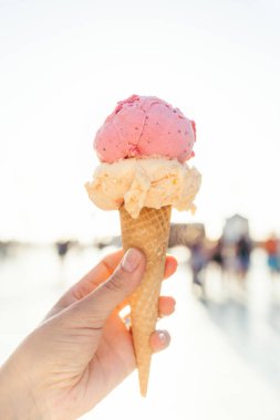 Waffle külahında dondurma tutan kadınlar..