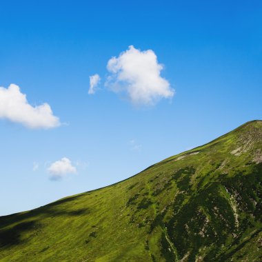 dağlar ve gökyüzü bulutlu