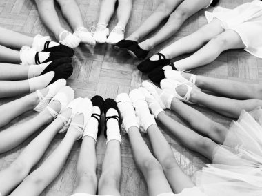 Little Dancer legs in a circle