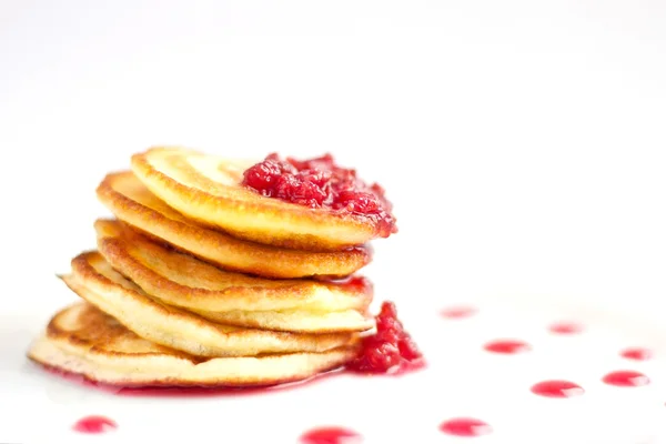 Panqueques en el plato blanco con mermelada de frambuesa — Foto de Stock