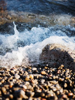 Deniz köpüğü ve sprey internet ve çakıl ön planda