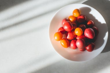 Çanak üzerinde organik domates