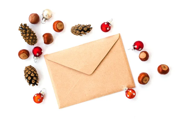 Envelop, kegels, hazelnoten en Kerstmis decoratie — Stockfoto