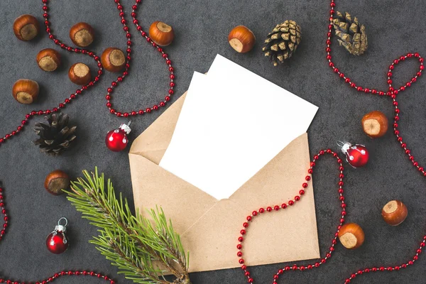 Envelop, kegels, hazelnoten en Kerstmis decoratie — Stockfoto