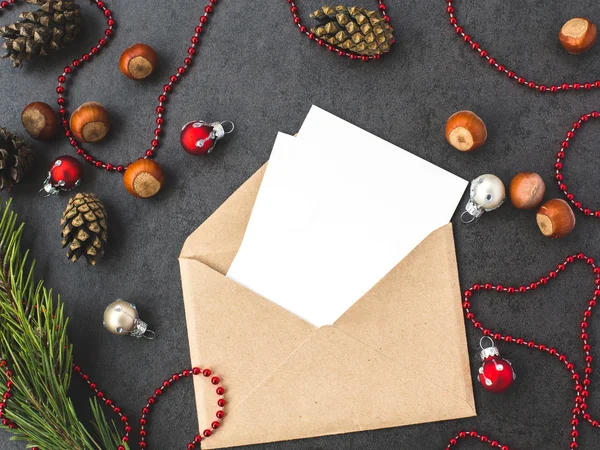 Envelop, kegels en Kerstmis decoratie — Stockfoto