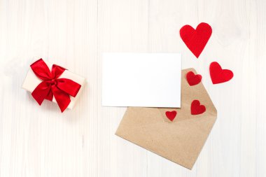 Kırmızı yay ve kart hediye kutusu