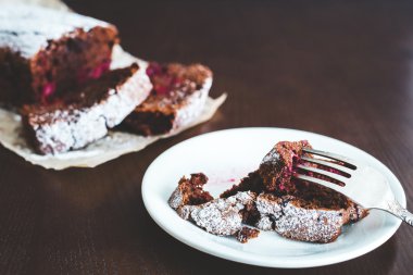 Uçan daire üzerinde çikolatalı kek