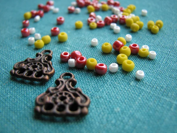 Kolorowe koraliki i części kolczyki, biżuteria handmade — Zdjęcie stockowe