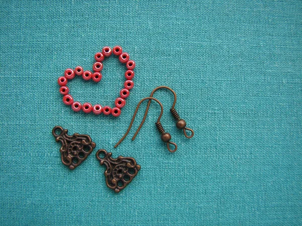 Red beads in form of heart, making earrings, handmade jewelry — Stock Photo, Image