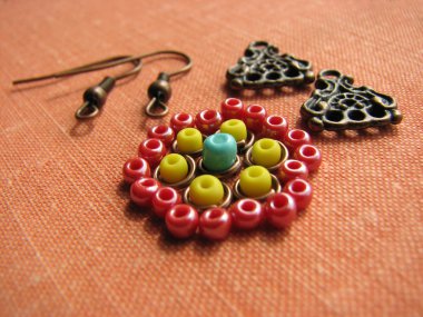 Boncuk, küpe, el yapımı takı yapma çiçek yaptı