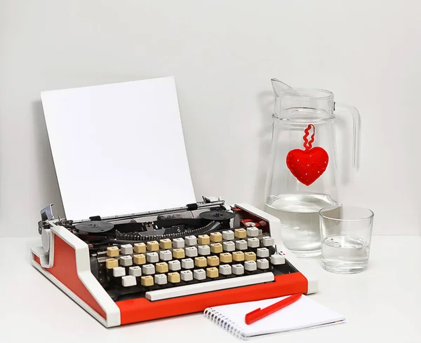 Composición Compuesta Por Una Máquina Escribir Con Una Hoja Papel — Foto de Stock
