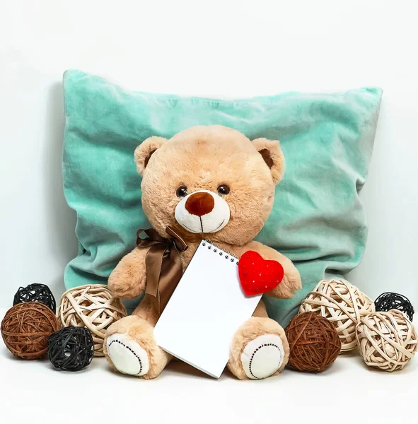 Teddybjörn Håller Anteckningsblock Med Ett Mjukt Hjärta Bakgrunden Blå Kudde — Stockfoto
