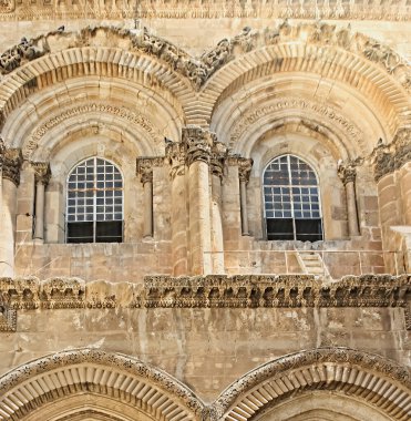  Güneşli bir günde Kudüs 'teki Kutsal Mezar Kilisesi (İsa' nın Dirilişi Kilisesi) hareketsiz merdiven manzarası