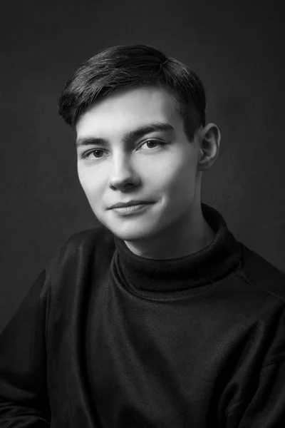 Schwarz Weißes Studioporträt Eines Braunäugigen Dunkelhaarigen Lächelnden Gutaussehenden Jungen Mannes — Stockfoto
