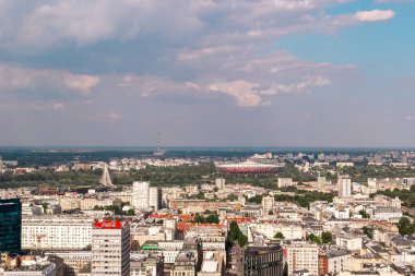 Varşova 'da çeşitli kentsel yapılar, parklar, Vistula Nehri üzerindeki köprü, Ulusal Stadyum ve tarihi binalar çeşitli bir şehir manzarası yaratıyor..