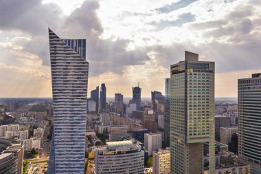Sahne, Polonya 'daki Varşova' nın kuş bakışı görüntüsünü yakalıyor. Gökdelenler, modern mimariyi gözler önüne sererek manzaraya hükmediyor..