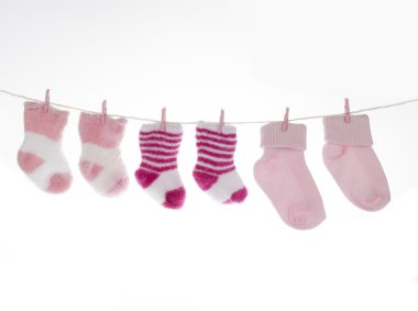Clothesline izole, pembe ve beyaz bebek çorap