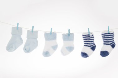Clothesline, izole mavi ve beyaz bebek çorap