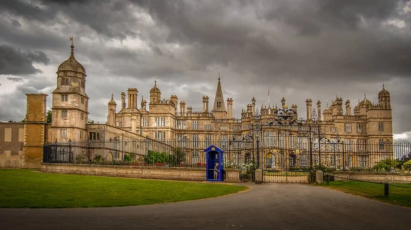 A 16th century Elizabethan English country house in Lincolnshire and was built by William Cecil, Lord High Treasurer to queen Elizabeth I