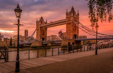 Tower Köprüsü Thames Nehri, Londra 'yı geçiyor.